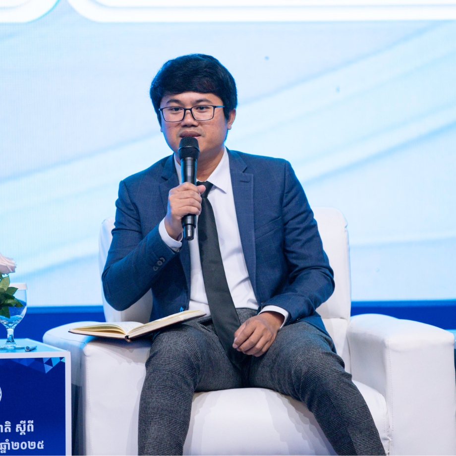 លោកបណ្ឌិត ឆន ឌីណា នាយកមជ្ឈមណ្ឌលអភិវឌ្ឍន៍សេដ្ឋកិច្ច និងពាណិជ្ជកម្ម នៃ CDRI